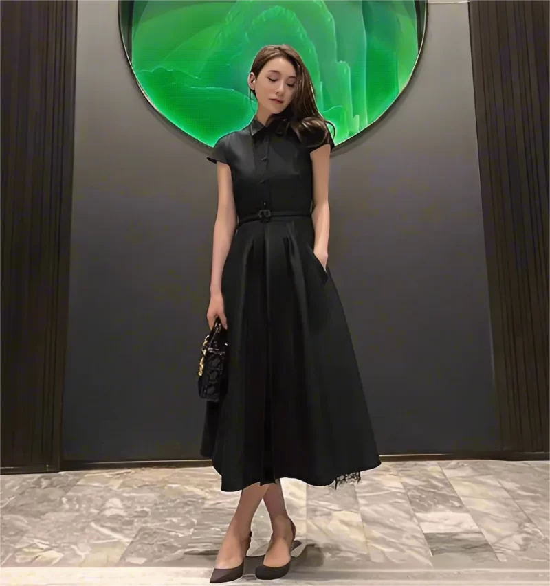 2024 Ladies fashion French dress Hepburn style commuter dress elegant solid color short sleeved umbrella skirt